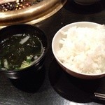 焼き肉膳 らく - ご飯とわかめスープ