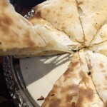 神楽坂エスニック SAPANA - チーズとろーり。はちみつも出してくれます