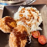 Yakiniku Koshiduka - メンコロランチ　ミニコンビーフ丼、ワカメスープ付き