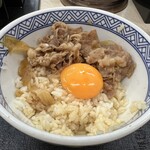 Yoshinoya - 牛丼に生卵(ほぼ黄身のみ)