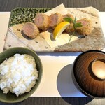 とんかつ食房 厚○ - 厚切りヒレかつ定食（蓋を取り忘れる痛恨のミス！）