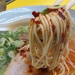 味心 - 麺に辛味ダレを絡めながら