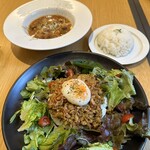 Cafe COUR - キーマカレーポーチドエッグのせ・カチャトラ　各1200円