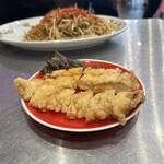 とびだせ ロケット飯店 - 台湾唐揚げ小。カットされてたので食べやすかった。