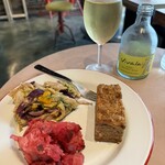 THE NUTS EXCHANGE - 春キャベツのデリとビーツポテトサラダ、アップルクランブルケーキ