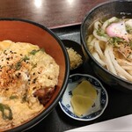 Nakano Ya - 手羽元黒胡椒玉子とじ丼のうどん大盛、1000+150円。