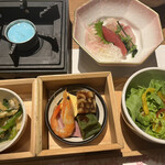 宮崎料理 万作 - 宴の席８０００円。彩サラダ、前菜、お造り三種盛り。全体の彩りも良く、海老や煮凝りも具合良く、なかなかの品です。