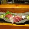 Uomichi - お造り（五種盛り）： ① まぐろ赤身が大きくカットされています。 ② カツオ（和歌山）分厚くて照りが良く、薬味をのせていただきます。美味しいに決まってるヤツですですネ！ ③ 蛸（日間賀島）歯ごたえ抜群です。 ④ ヒゲソリダイ（愛知）鯛に煮ているがイサキの仲間だそうです。シコシコとした食感がとても良いです。 ⑤ 〆サバの美味いこと、美味いことォ！♪♬