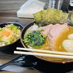 王道家直系 家系ラーメン がく - 