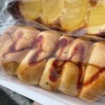 焼きたてパン香房 - ウィンナーデリカ¥100 ウィンナーをふわふわのパンが包んでいる