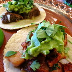 メキシカンフード ドスマノス - タコス、手前からチキンとラム