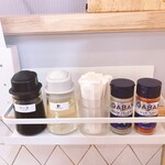 福岡ちゃんぽん おうばいとうり - カウンターの調味料