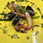 [Fish dish] Grilled Spanish mackerel and red shrimp, mussels and firefly squid, herb sauce and lemon butter sauce