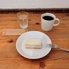 ワンルームコーヒー - 料理写真:定番チーズケーキとシングルオリジンコーヒー (フレンチプレスで抽出)