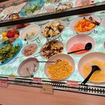 焼肉なべしま 姪浜店 - サラダバー(左側にもお野菜やポテサラ、パスタなどいろいろあります)