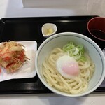 Kuma ya - ぶっかけうどん（温たま付）５５０円　紅しょうが天（１０円引き）１２０円