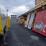 博多長浜らーめん　夢街道 - 店舗前の狭い通路