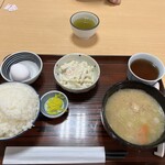 yatabehigashipa-kingueriakudarifu-doko-to - 豚汁定食、マカロニ選択、生卵はついてる