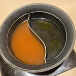 Shabushabu Onyasai - 鍋スープ：火鍋と利尻昆布だし