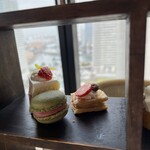 241918821 - 抹茶マカロン(小豆と苺のガナッシュ)   苺のショートケーキ　ピスタチオのミルフィーユ