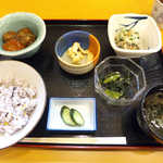 Omote Kouji - ヘルシーランチ（日替り￥600）。甘酢肉団子をメインに520kcalの献立