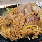 Kicchin Tomo - 玉ねぎを掻き分けると豚肉が！その下にもポテトやニンジン、カボチャが入ってました。