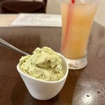 Cheena - おまけ？のピスタチオのジェラート、グレープブルーだジュースは100円