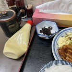 和 - ロースカツ定食には卓上のウスターソースとは別にトンカツソースも。別途マヨネーズを頼みました。QPです！！