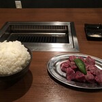 焼肉のひみつ基地 - 黒毛和牛赤身カットステーキ定食¥1000