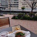 フレッシュネスバーガー - 横浜市役所　大岡川沿いの　テラスで　食べました