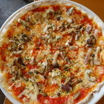 TRATTORIA La Wasabi - 茸と烏賊のマルゲリータ、アンチョビ（ランチ￥950）