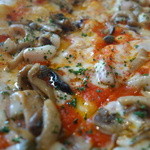 TRATTORIA La Wasabi - マルゲリータアップ！薄い生地ですので巻いて食べます。案外美味しいと思います。