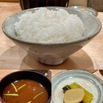 tonkatsu.jp - ご飯は普通盛り　赤出汁　自然発酵の漬物
            いつもながら、ここのとんかつにベストな布陣です♪