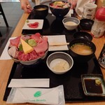 Toyosu Shijou Yamahara - ご飯大盛りにしたので、具が盛り上がっています!