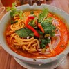 タイの食卓 クルン・サイアム - カオソーイ。タイ北部チェンマイのカレーヌードル。真っ赤だが見た目と違ってそれほど辛くない。