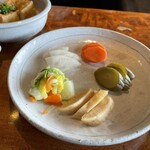 囲炉裏焼きあなみ - お漬物も、本物。