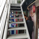 タイの食卓 クルン・サイアム - 階段と壁の間の細い隙間を抜けて店の入り口に至る。夜、酔っ払って店出ると額を階段にぶつけそう。