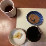 Kuishimboumatsumura - 刺身タレと漬物。　九州の甘い醤油と胡麻ダレ。