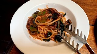 MOKICHI TRATTORIA - ホタルイカと旬野菜のブッタネスカ　自家製パスタが太っ！