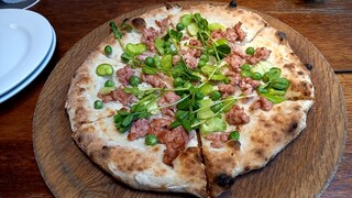 MOKICHI TRATTORIA - 自家製サルシッチャとソラマメの新緑ピッツア　チーズは少な目で生地が美味しい！もっちりむっちり冷めても美味しい