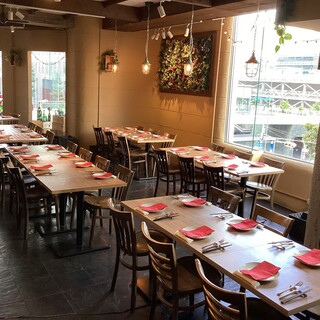 ナチュラル感と開放感あふれる落ち着いた雰囲気の店内で