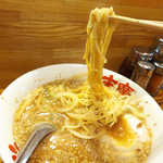 Honkakuramensuehiro - 麺は細めのストレート、スープがよく絡んで旨い