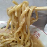 らーめん 虎丸 - 力強い弾力がある極太麺です(〃∇〃)