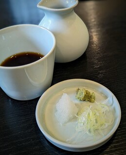 Oyumian - 薬味と辛汁。本山葵に辛味大根。薬味の葱にしても、真ん中の青い部分を抜いて晒した丁寧なお仕事。