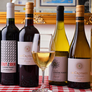 季節のお料理によく合うワインをシェフ自らが試飲をしてセレクト