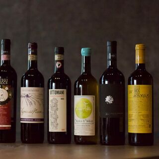 お客様に寄り添う自然派ワイン。常時約25種類をご用意