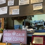 Salute Coffee - 店内の装飾はこだわりのグッズ多し