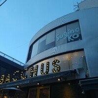 表参道 バッカス - バッカスのお店前〜日の暮れが遅くなったねぇ〜