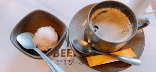 羽衣びーふ亭 - いちごミルクアイスとホットコーヒー