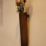 馬車道 大かわ - 入口の一輪挿